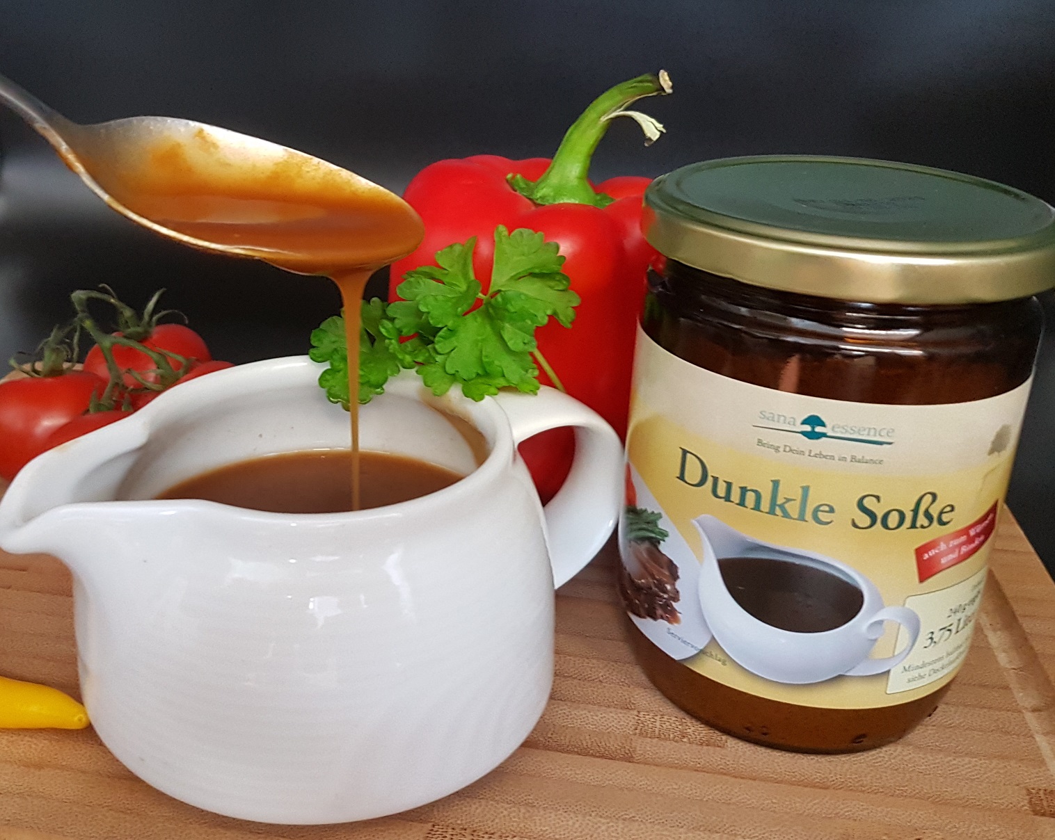 Dunkle vegane Soße (rein pflanzlich) Dunklesoße garniert